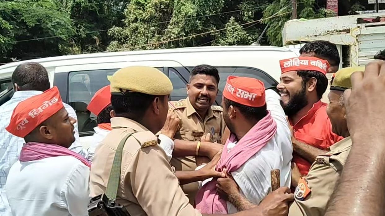 Police arrested SP workers who were going to burn the effigy