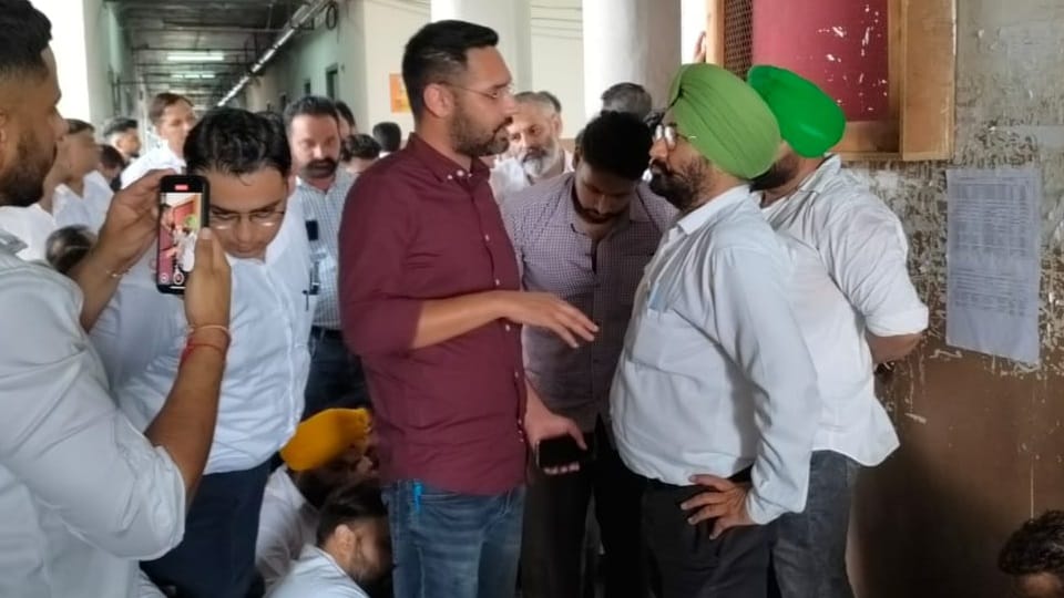 Lawyers sit on dharna outside office of Assistant Labor Commissioner in Hoshiarpur