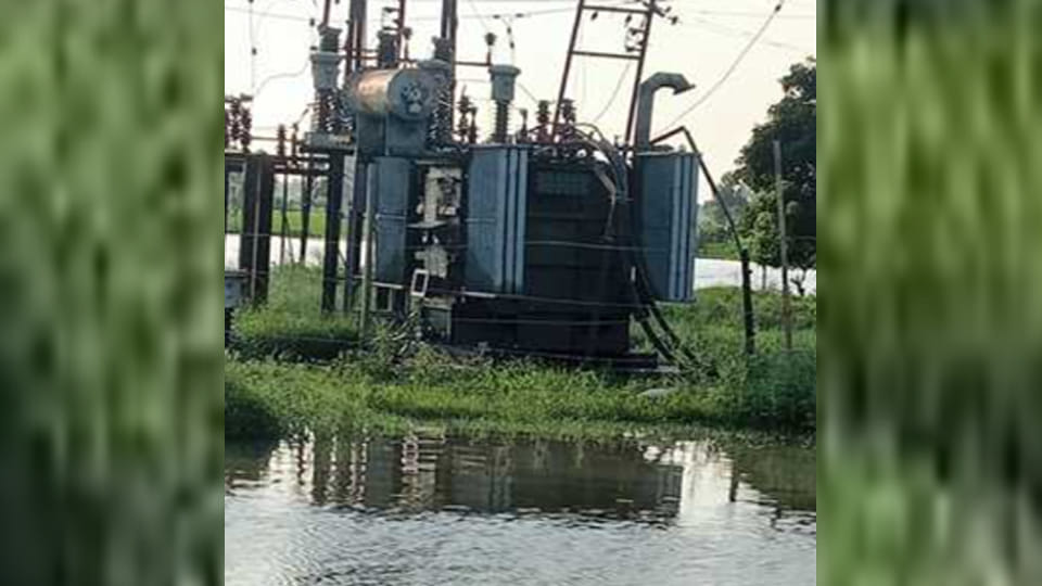 Farrukhabad: Electricity supply to 355 villages cut off due to flood, flood water filled in Rajepur sub-centre