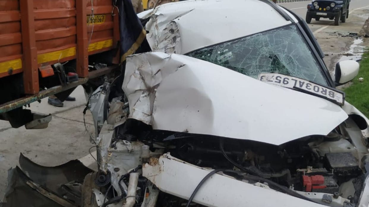 Five people died in road accident due to collision between truck and car in Varanasi