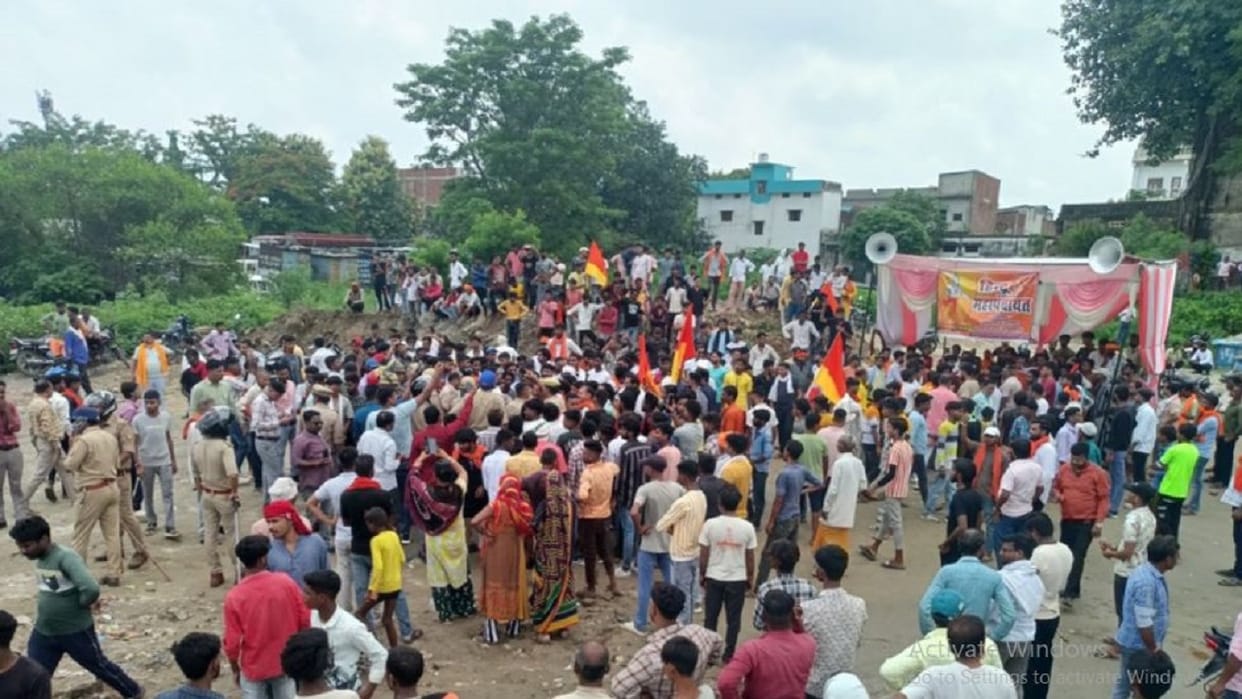 Hindu organizations created ruckus demanding to use bulldozer for removing the settlement in lakhimpur kheri