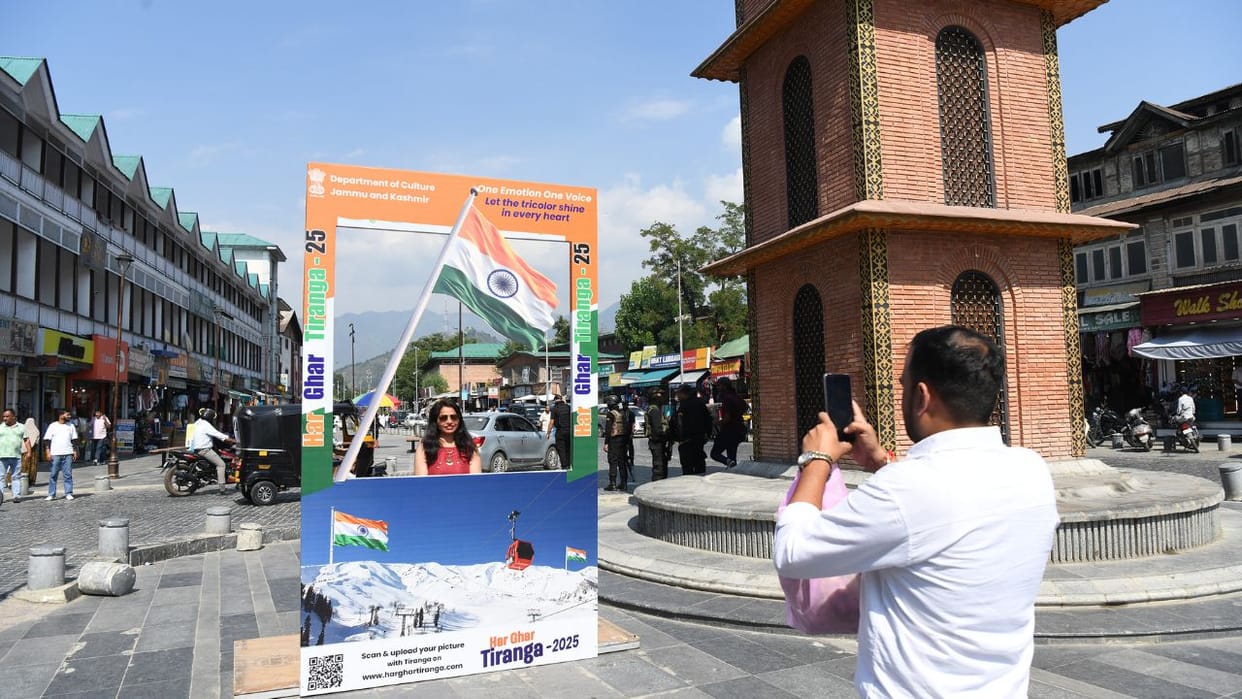 Jammu Kashmir Where stones used to rain, today people are taking selfies there, now the tricolor has become th