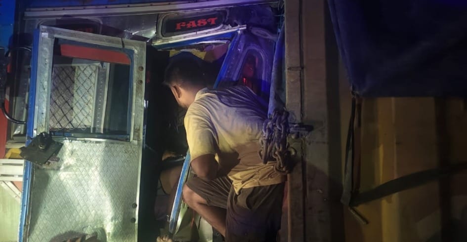 Heavy collision between trucks on Majhauliya NH 28 driver stuck in the cabin for one and a half hours