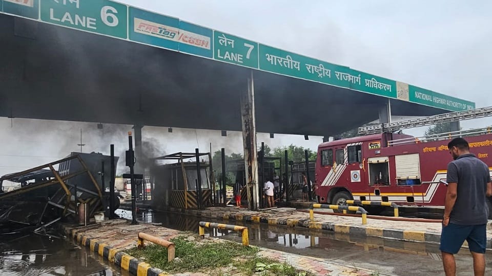 Vehicle hit toll booth in Hisar Accident in Hisar