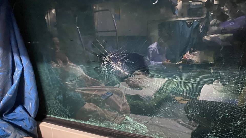 Train coming from Pilibhit to Lucknow was pelted with stones in Ataria orders of investigation