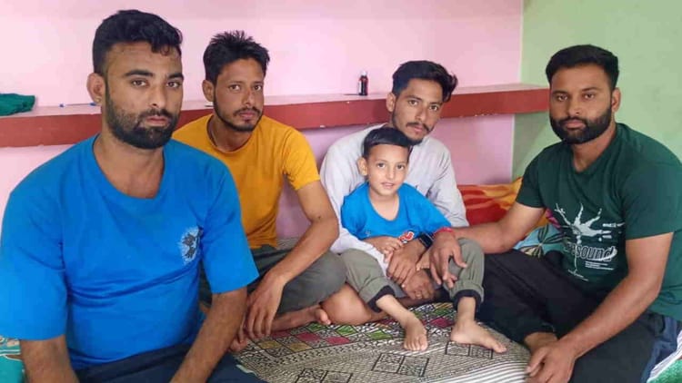 Uttarkashi: आपदा का जख्म; छह साल के अक्षित को माता-पिता और भाई के लौटने का इंतजार, बार-बार तस्वीर देख याद करता