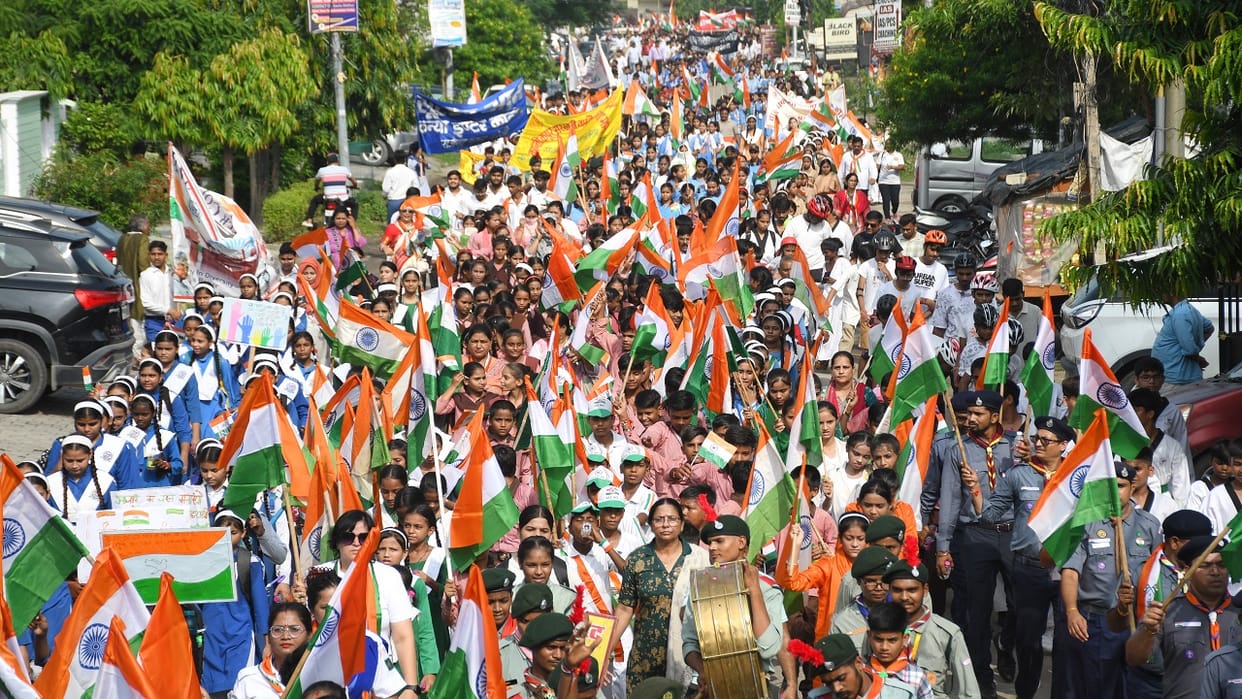 Maa Tujhe Pranam Thousands of school children participated in Walk for Unity Rally in Bareilly