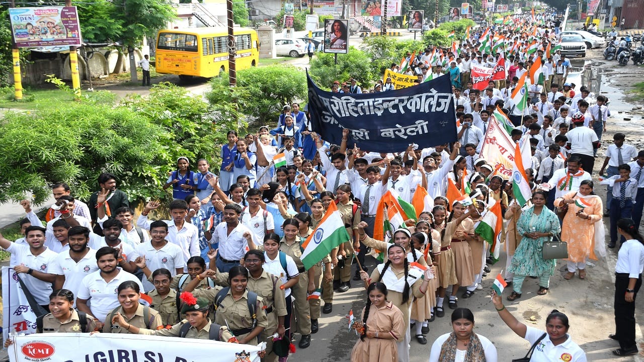 Maa Tujhe Pranam Thousands of school children participated in Walk for Unity Rally in Bareilly