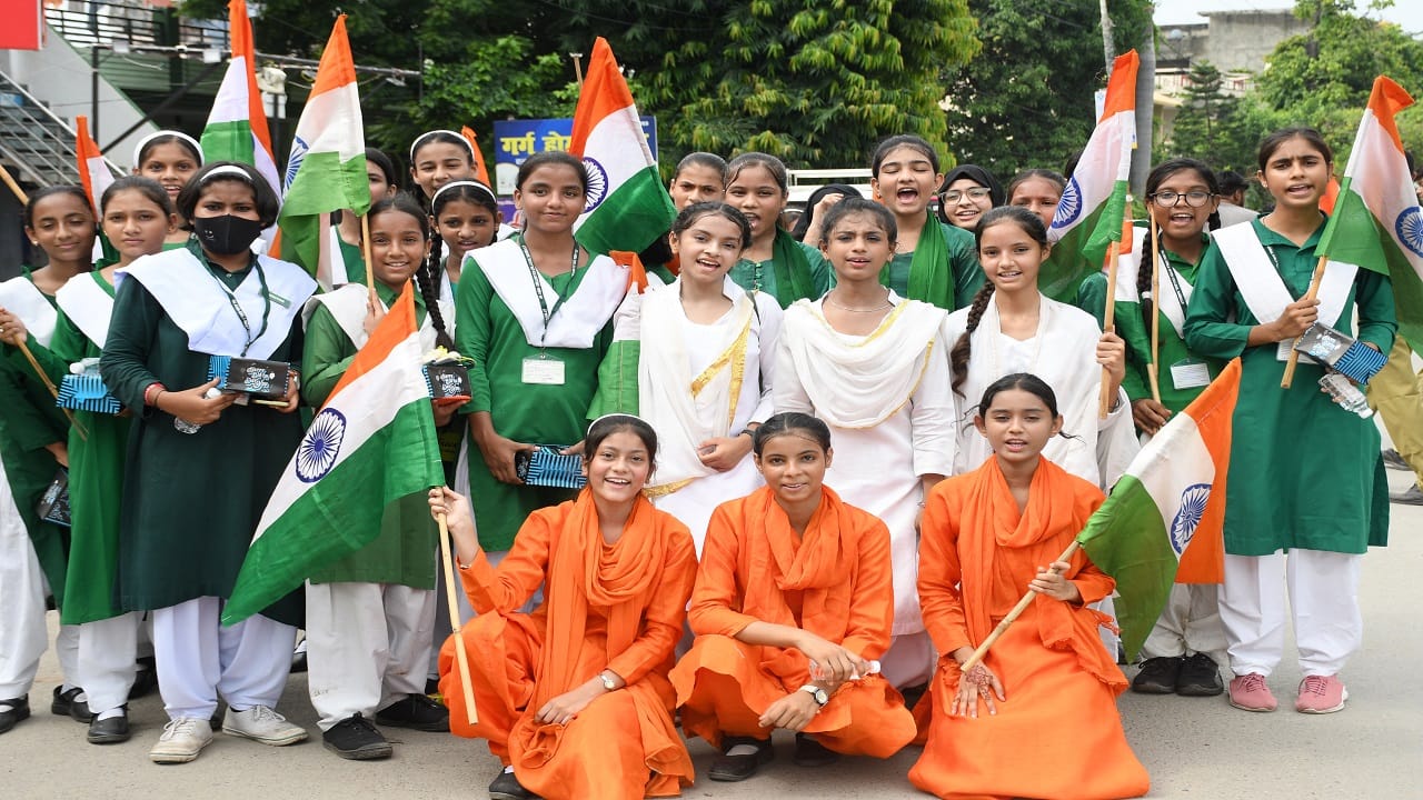 Maa Tujhe Pranam Thousands of school children participated in Walk for Unity Rally in Bareilly