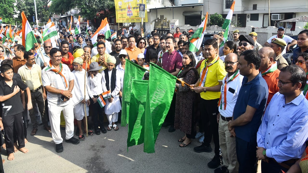 Maa Tujhe Pranam Thousands of school children participated in Walk for Unity Rally in Bareilly