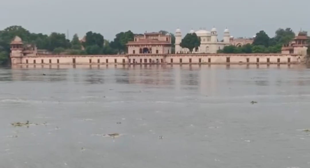 Yamuna reached danger mark in Agra  Water entered Balkeshwar and Foundry Nagar