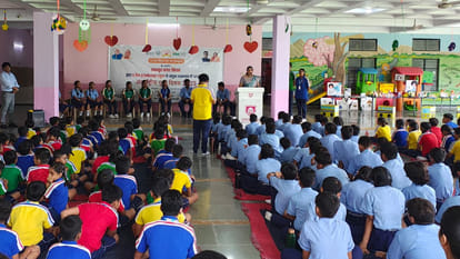 Kanpur: On International Youth Day, students made useful things from waste