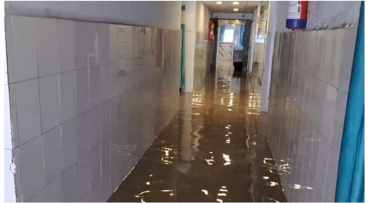 देख लो सरकार: भारी बारिश होने से कैमूर का अनुमंडलीय अस्पताल तालाब में तब्दील, इलाज के लिए मरीज परेशान