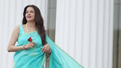 Bhagyashree: 'मैं बहुत डरी हुई थी', भाग्यश्री का खुलासा; रियल लाइफ गैंगस्टर के साथ कर चुकी हैं काम bollywood actress Bhagyashree Reveals She Once Worked With A Real Life Gangster says I Was Scared