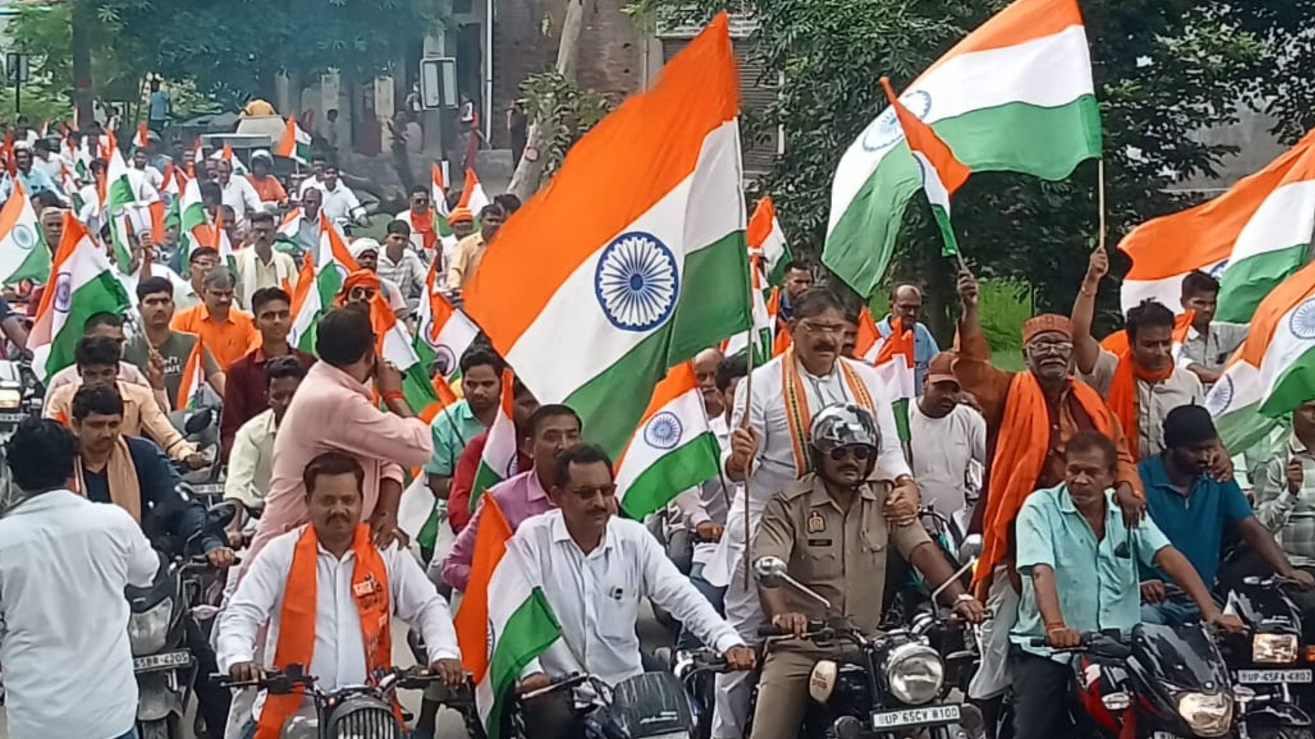 BHU VC and students became india flag march Vande Mataram echoed Patriots took to streets of Kashi