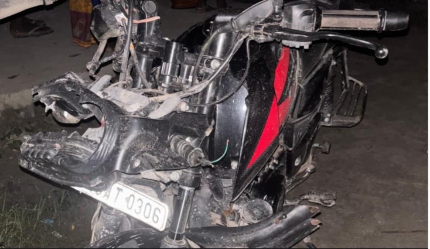 Bihar Road Accident : सड़क हादसे में किशोर की मौत, बाइक के उड़े परखच्चे।