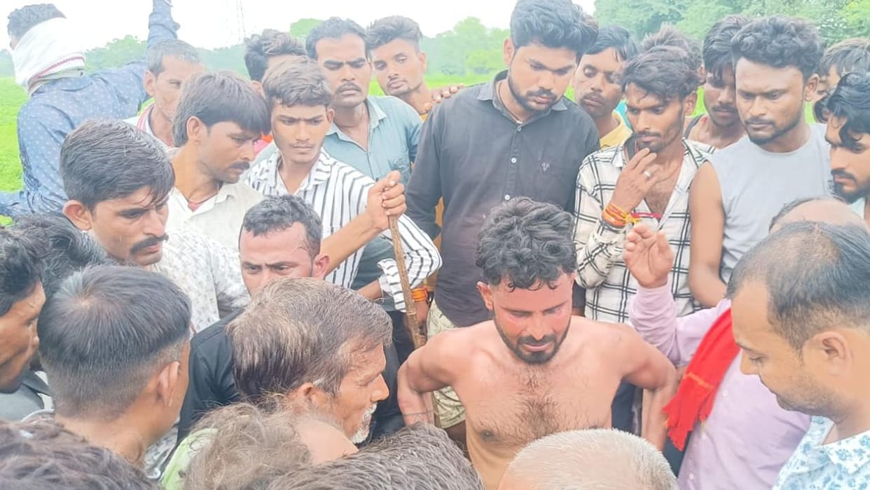 Jhansi: Father and daughter chased and caught two miscreants who were running away after snatching a chain