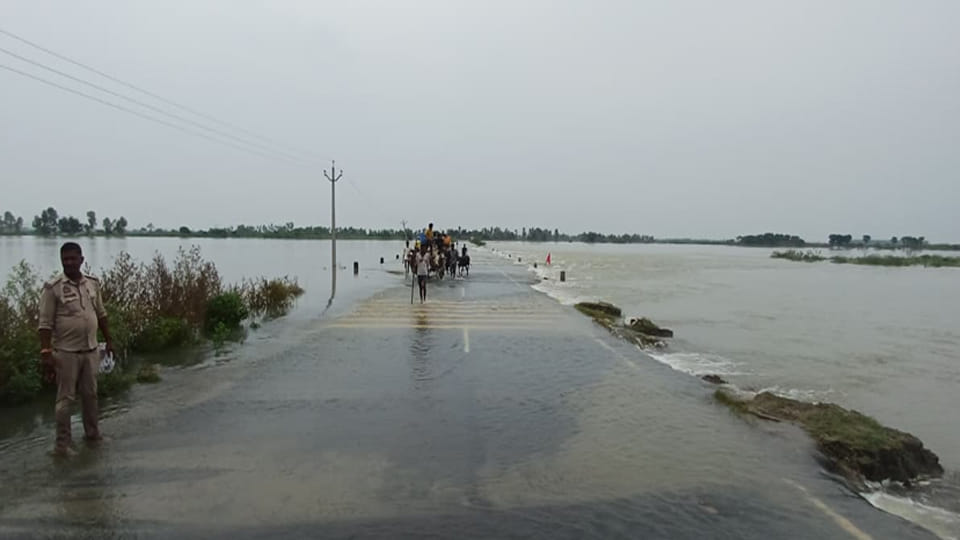 Farrukhabad: Three bike riders swept away in strong current, villagers saved their lives