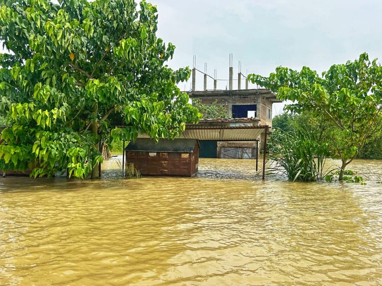 Bihar Flood : बिहार के इस प्रखंड में बाढ़ से मचा हाहाकार, खाने-पीने की वस्तुओं का भयंकर संकट