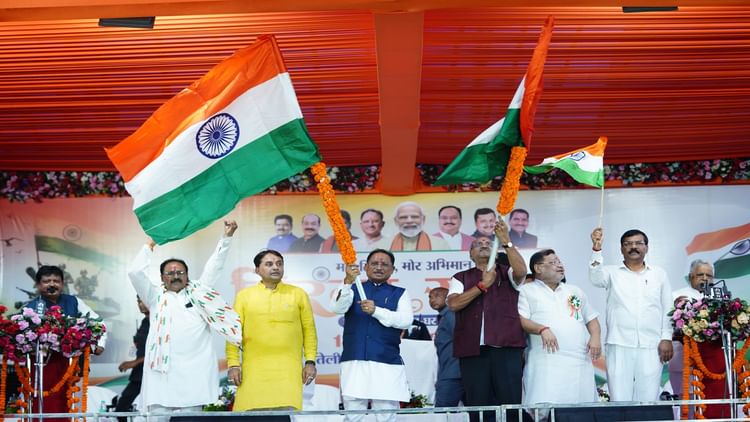 रायपुर में निकली तिरंगा यात्रा: देशप्रेम में उमड़ा जनसैलाब; सीएम विष्णुदेव साय बोले- तिरंगा हमारी आन-बान-शान