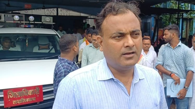 Bihar News: लखीसराय डीएम की सादगी ने जीता दिल, बस खराब होने पर नन्हे बच्चों के लिए छोड़ी सरकारी गाड़ी