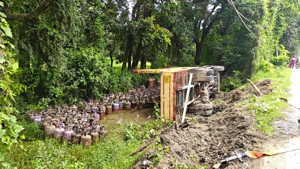 LPG Cylinder Truck Overturns to Avoid Nilgai, Major Accident Averted in Gagalhedi