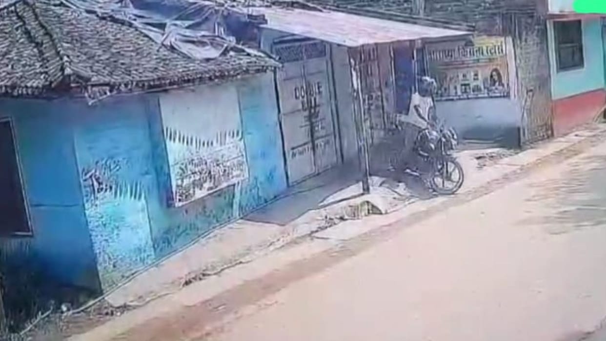 15 seconds of magic in Sitamarhi: A helmet-wearer stole a bike in broad daylight owner kept running behind him