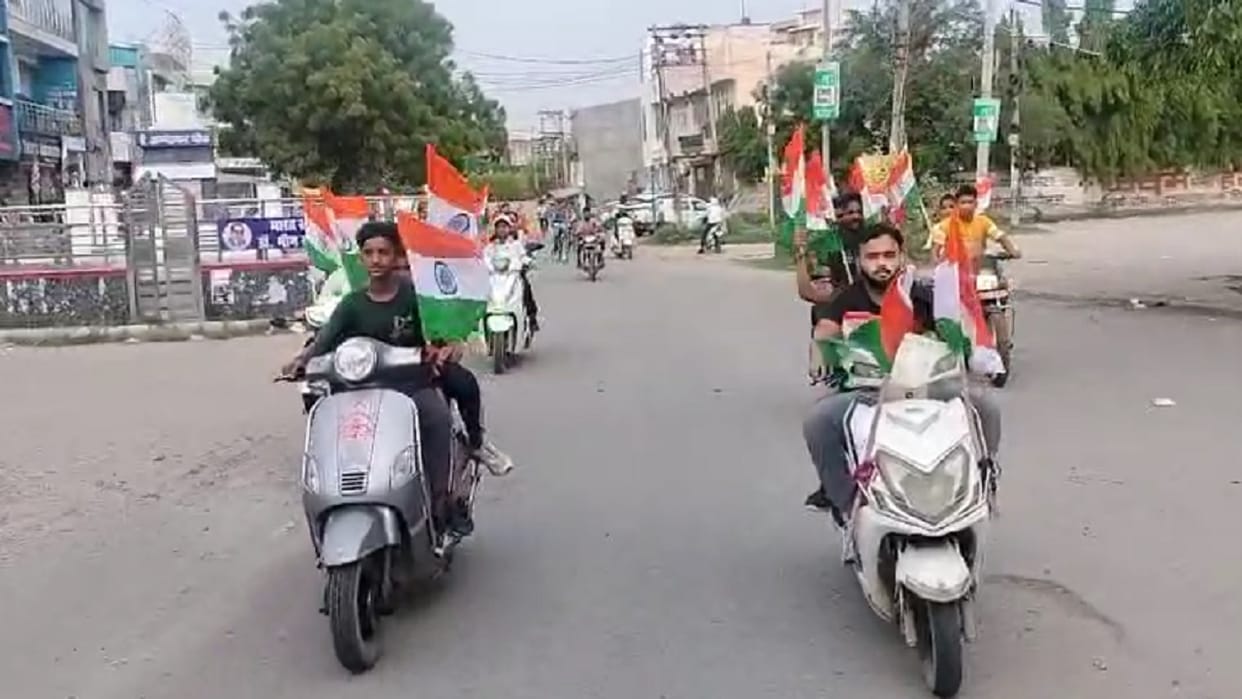 Traffic rules were violated in the Tiranga Bike Rally in Bhiwani, minors drove two-wheelers without helmets