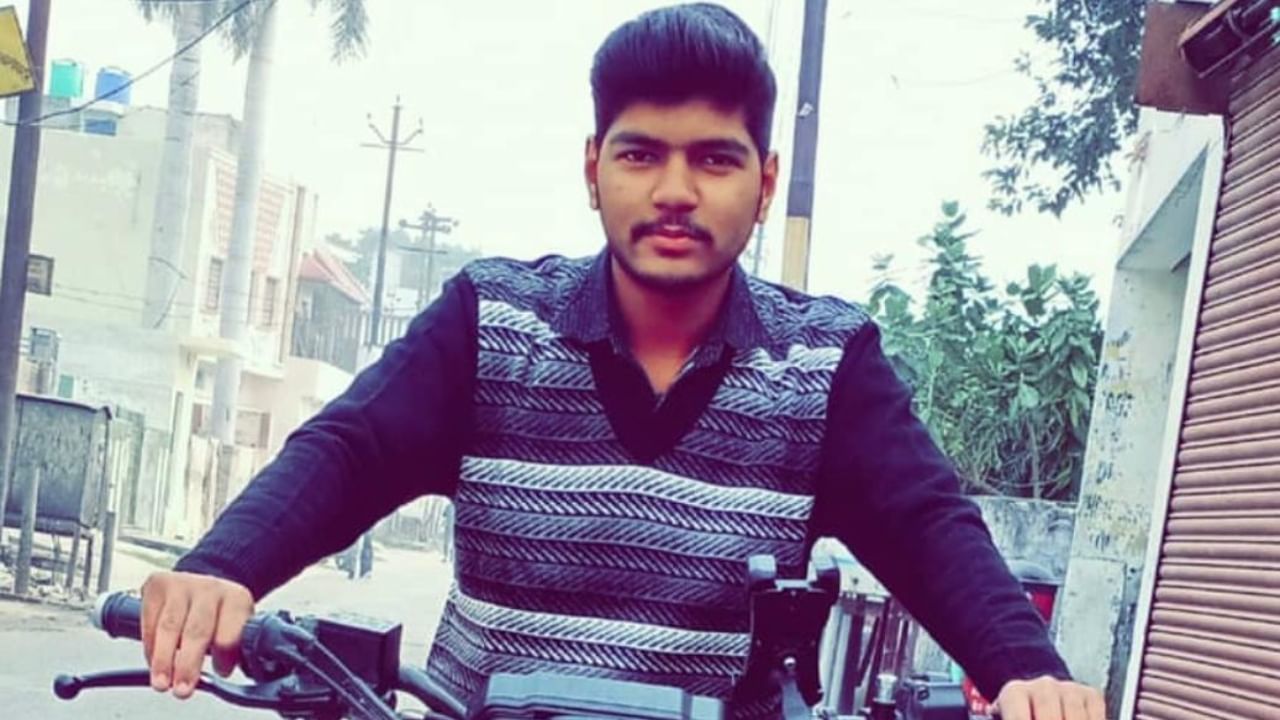 car jumped into the air from the breaker and hit the unipole three friend killed in Budaun