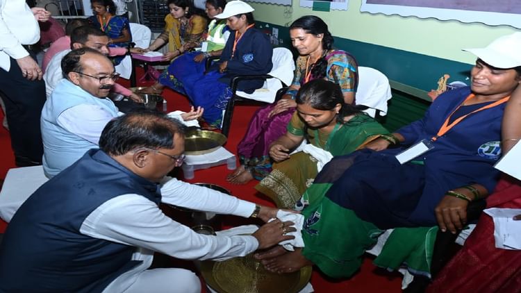 CG News: मुख्यमंत्री विष्णुदेव साय और डिप्टी सीएम साव ने पैर पखारकर दिया सम्मान, भावुक हुईं स्वच्छता दीदियां