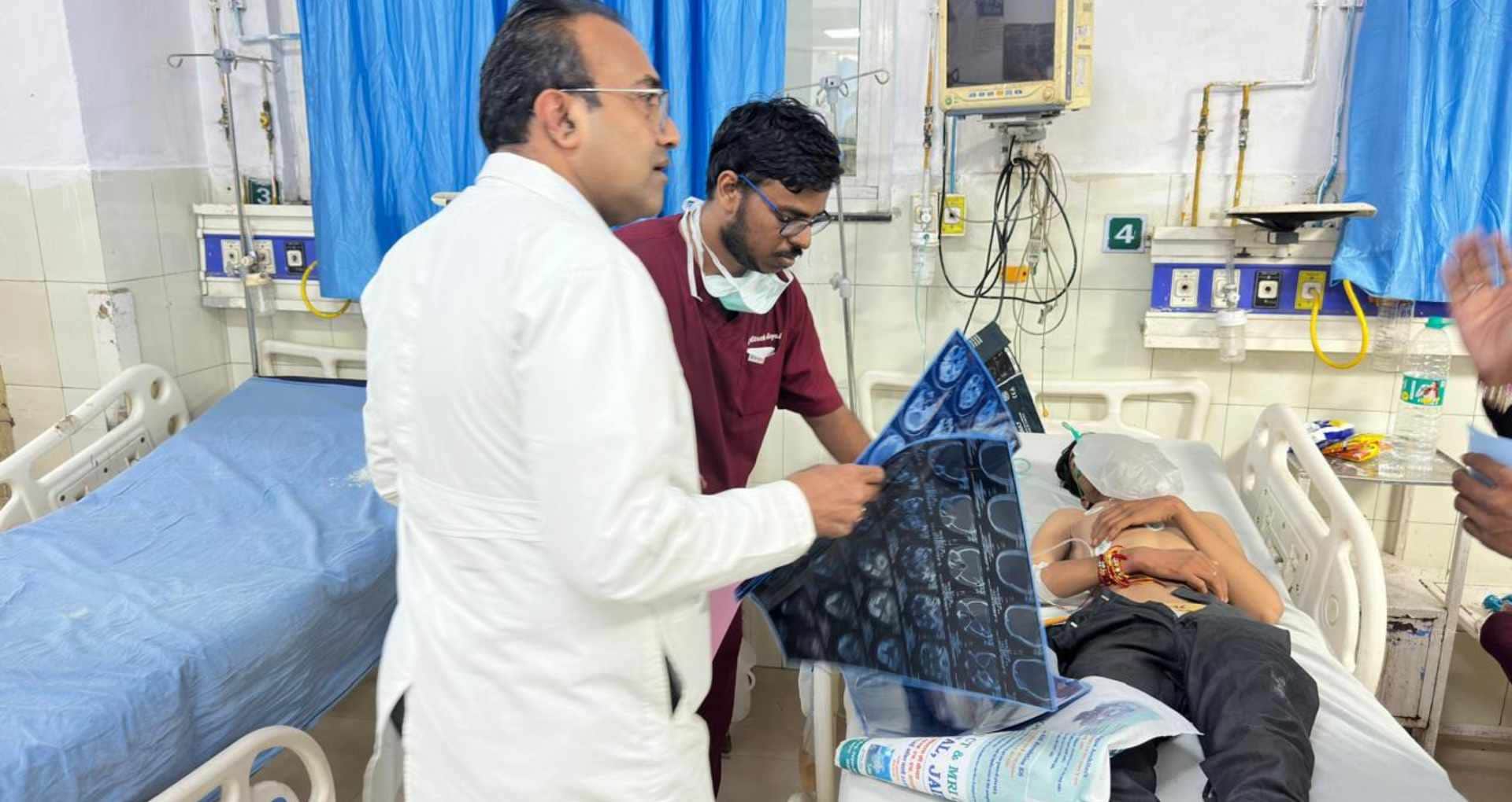 इलाज करते डॉक्टर