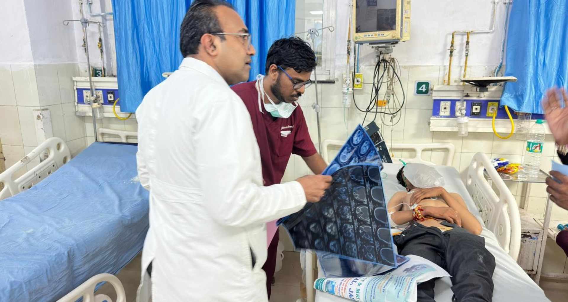 इलाज करते डॉक्टर