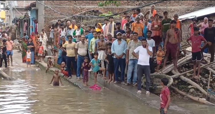 मुंगेर में गंगा का रौद्र रूप: खतरे के निशान से 11 सेंटीमीटर ऊपर, हेमजापुर में कटाव से 20 से अधिक मकान खतरे में