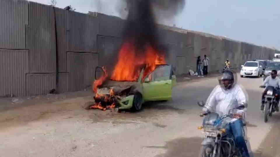 Running car caught fire near Patanjali Yogpeeth on Haridwar Roorkee highway