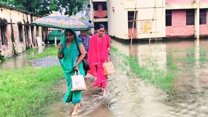 Girls going through dirty water in temple of education trouble in GGIC campus foul smell and risk of infection
