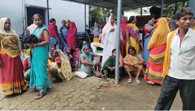 Bihar News: सर्पदंश के शिकार युवक की इलाज के दौरान मौत, परिजनों को मुआवजे की मांग