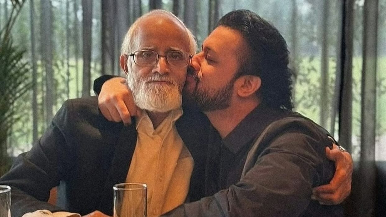 Atif Aslams Father Dies After Suffering Heart Attack Singer Shares Emotional Post