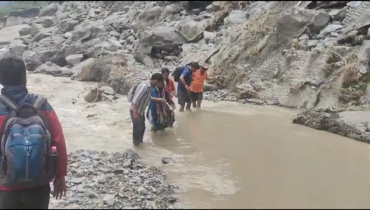 Uttarkashi Disaster: धराली में तबाही के सात दिन बाद भी सड़क बंद, डबरानी से आगे पैदल सफर जारी