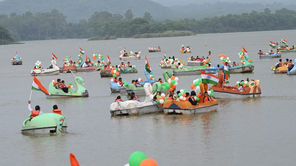 Free boating in Sukhna Lake Tiranga rally in Chandigarh Independence Day 2025 see video
