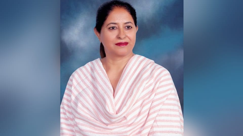 Ludhiana AAP MLA Rajinderpal Kaur Chhina car collided with divider injured