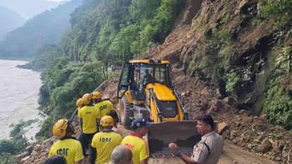 Rishikesh News Neelkanth road 30 m blocked due to rock fall truck buried under debris people missing injured