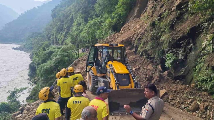 Rishikesh: चट्टान गिरने से नीलकंठ मार्ग 30 मी. बाधित, नदी में ट्रक गिरने की आंशका, दो लोग लापता, दो घायल
