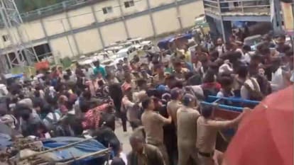 सोनप्रयाग में यात्रियों की पुलिस से नोकझोंक