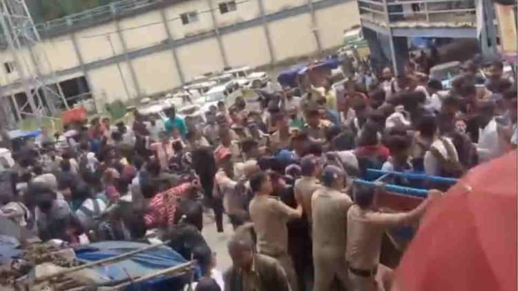 Kedarnath: यात्रा पर रोक के बाद भी केदारनाथ जाने की जिद पर अड़े यात्री, बैरियर तोड़ा, पुलिस ने खदेड़ा