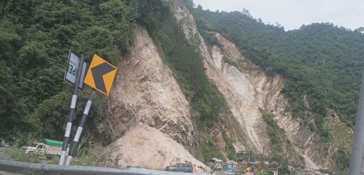 Rudraprayag News: सिरोहबगड़ में पहाड़ी का एक हिस्सा टूटा, हाईवे बंद, लगी वाहनों की कतार