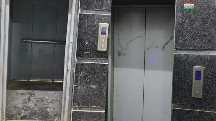 UP: STF के पूर्व इंस्पेक्टर की पत्नी व बेटा लिफ्ट में आधे घंटे तक फंसे, बुरी तरह सहमे... किसी ने नहीं उठाई कॉल