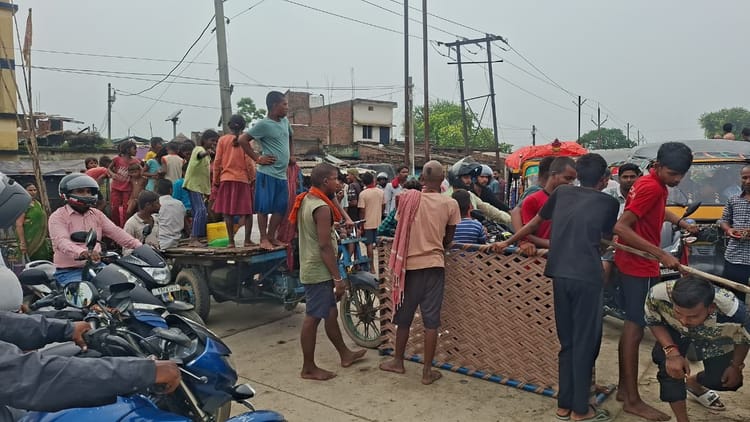 Bihar News: मुंगेर में बाढ़ पीड़ितों का सब्र टूटा, NH-80 जाम कर किया प्रदर्शन; प्रशासन से सहायता की मांग