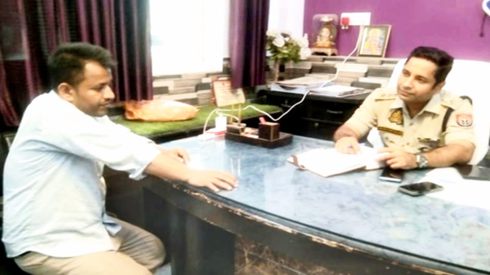 Meerut: Robbers Pose as Cops, Loot Gold Jewellery Worth rs55.5 Lakh, Alleges Police Negligence