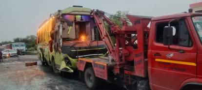 दुर्घटनाग्रस्त बस।