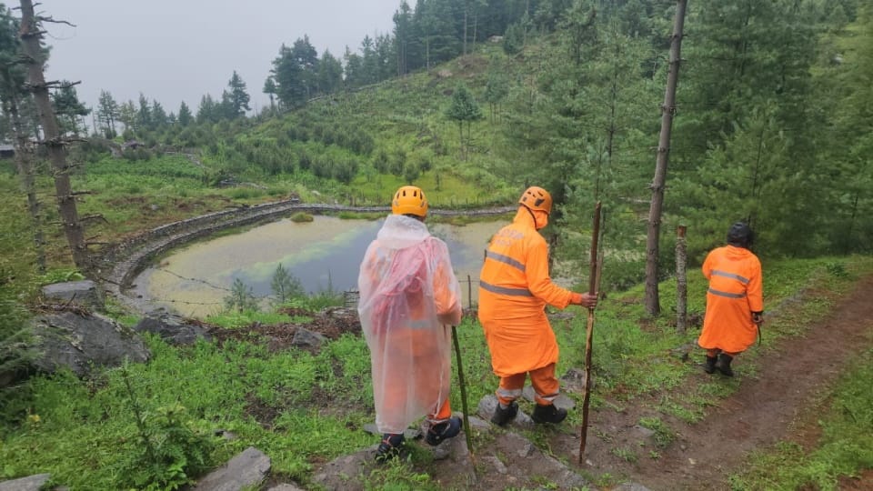 Uttarkashi disaster 15 feet of debris deposited at mouth of Kheerganga stuck on two boulders may danger